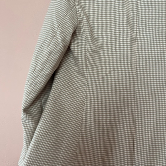 Ann Taylor beautiful Petite Blazer for Women. - Picture 11 of 16